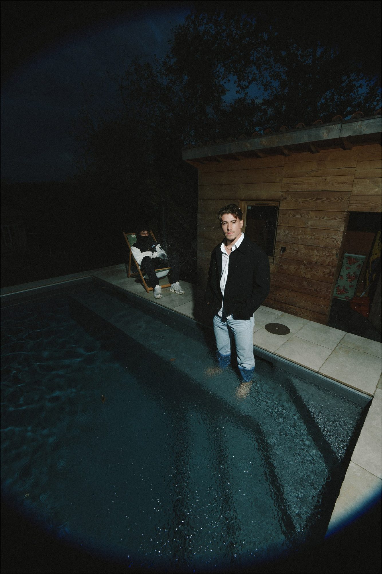 Bord de piscine, nuit