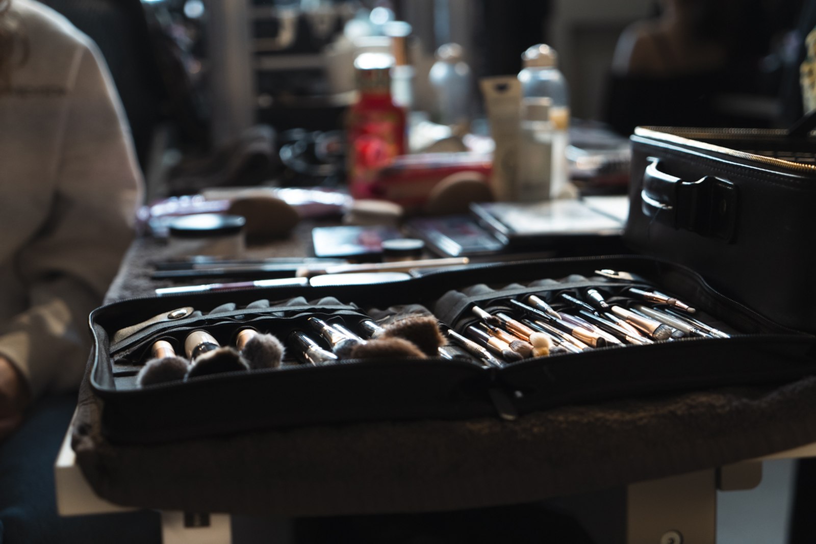 Coulisses, trousse maquillage — Défilé Fort de Vaise, Tom Devreeze