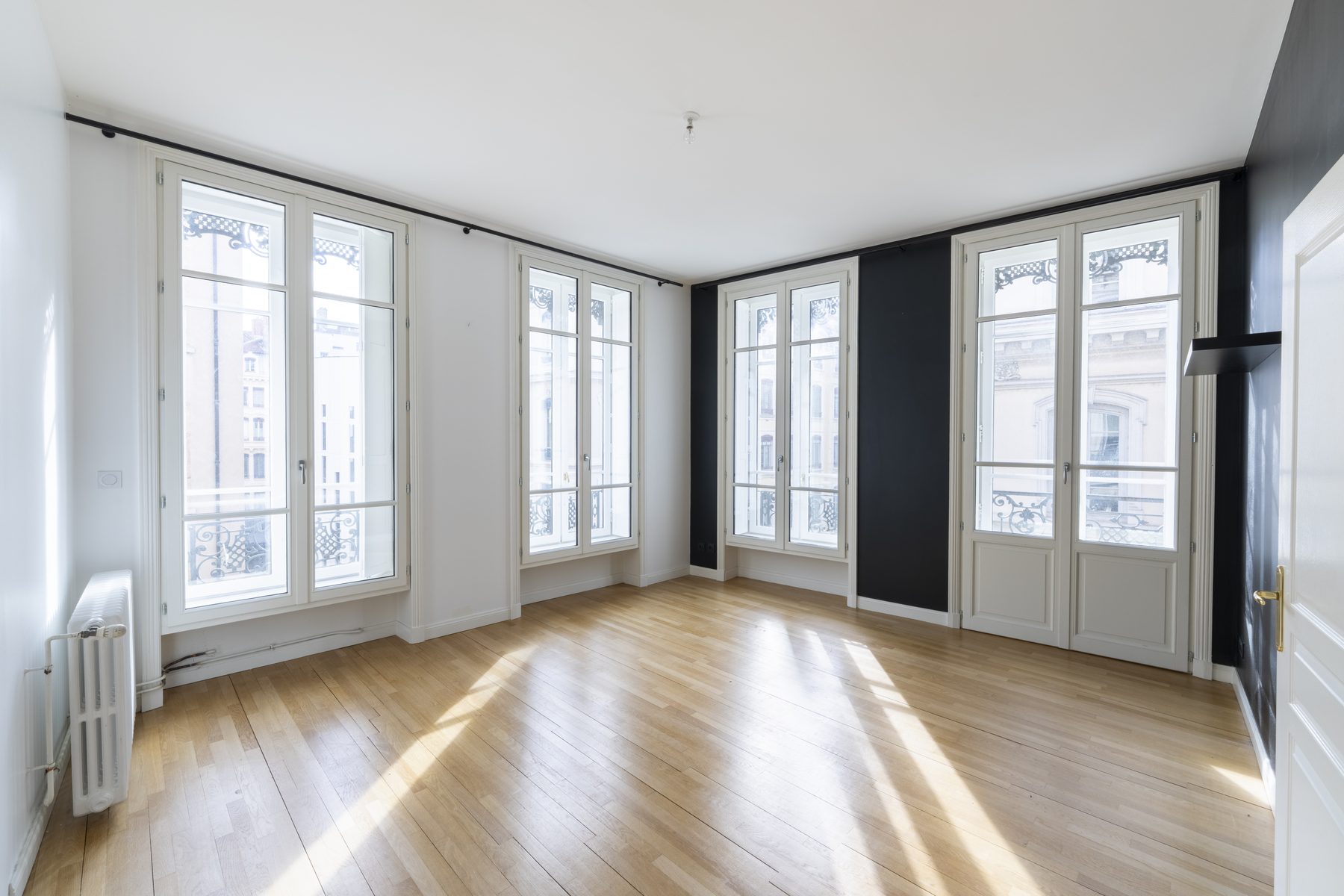 Chambre, lumière du jour — Lyon 2 — Bourse, Tom Devreeze, photographe immobilier Lyon