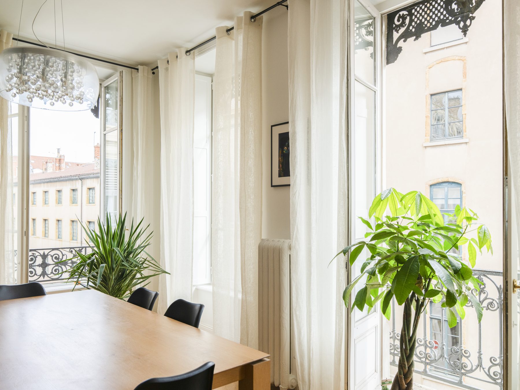 Salle à manger, fenêtres sur rue — Lyon 2 — Bourse, Tom Devreeze, photographe immobilier Lyon