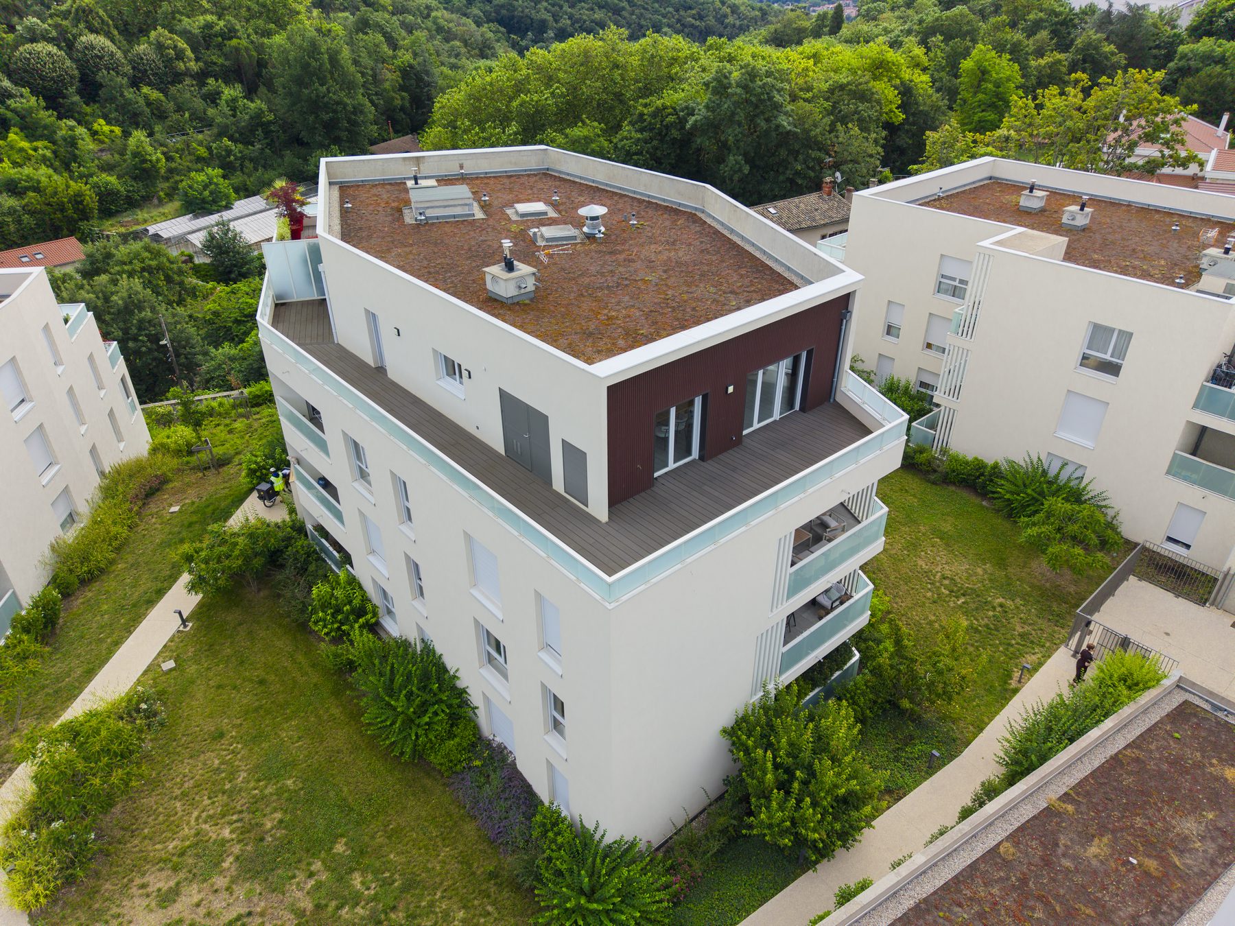 Résidence vue du ciel, drone — Diagonale — Champagne, meublé, Tom Devreeze, photographe immobilier Lyon