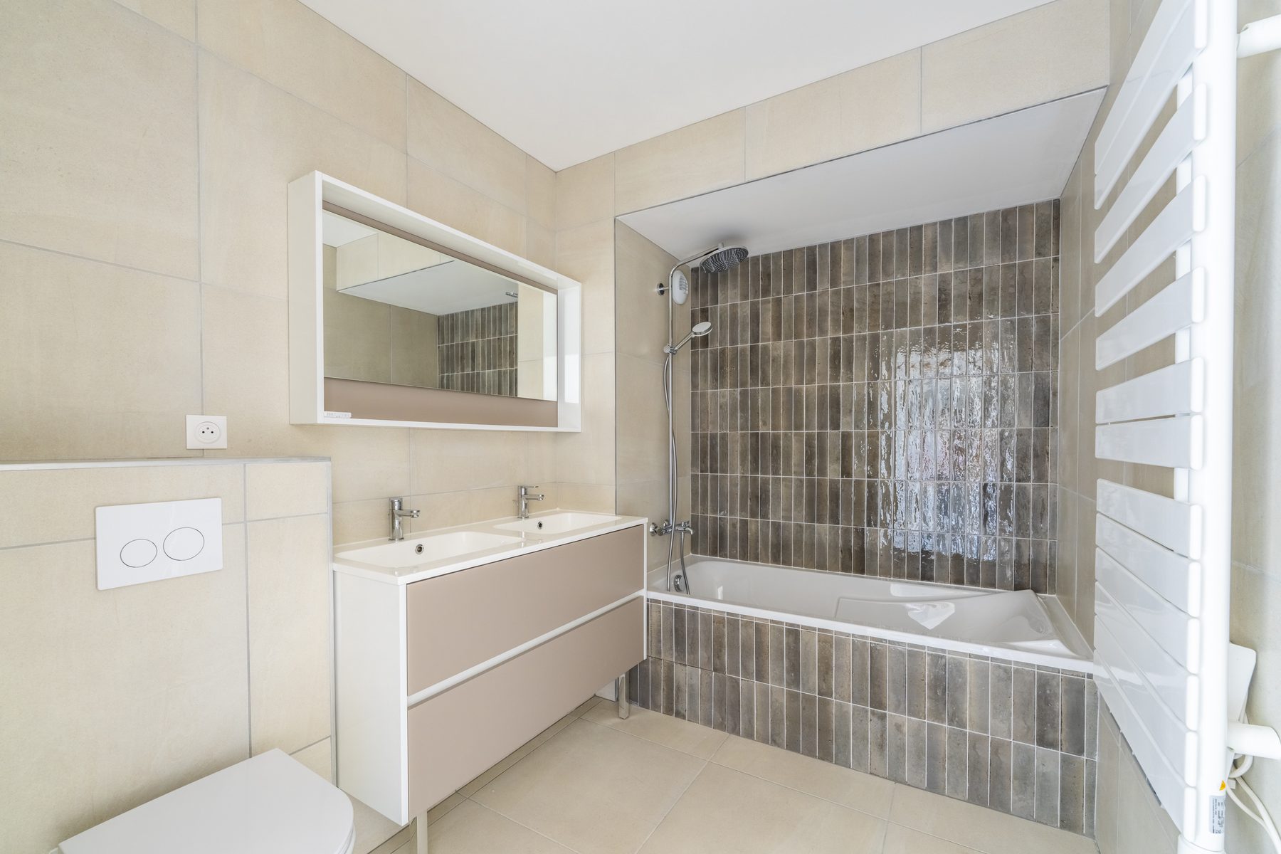 Salle de bain — Diagonale — Champagne, meublé, Tom Devreeze, photographe immobilier Lyon