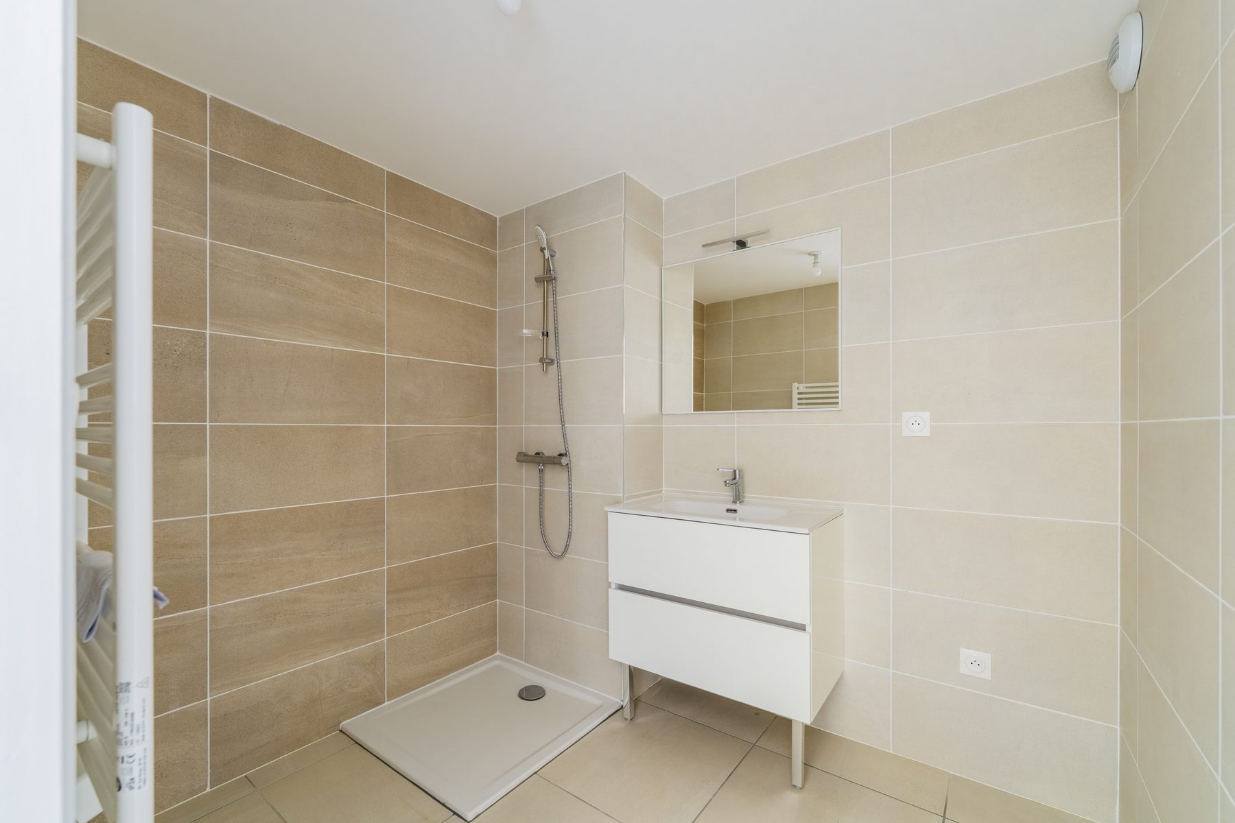 Salle d'eau — Diagonale — Champagne, non meublé, Tom Devreeze, photographe immobilier Lyon
