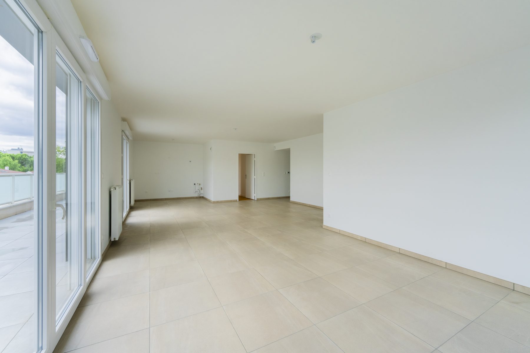 Séjour, accès terrasse — Diagonale — Champagne, non meublé, Tom Devreeze, photographe immobilier Lyon