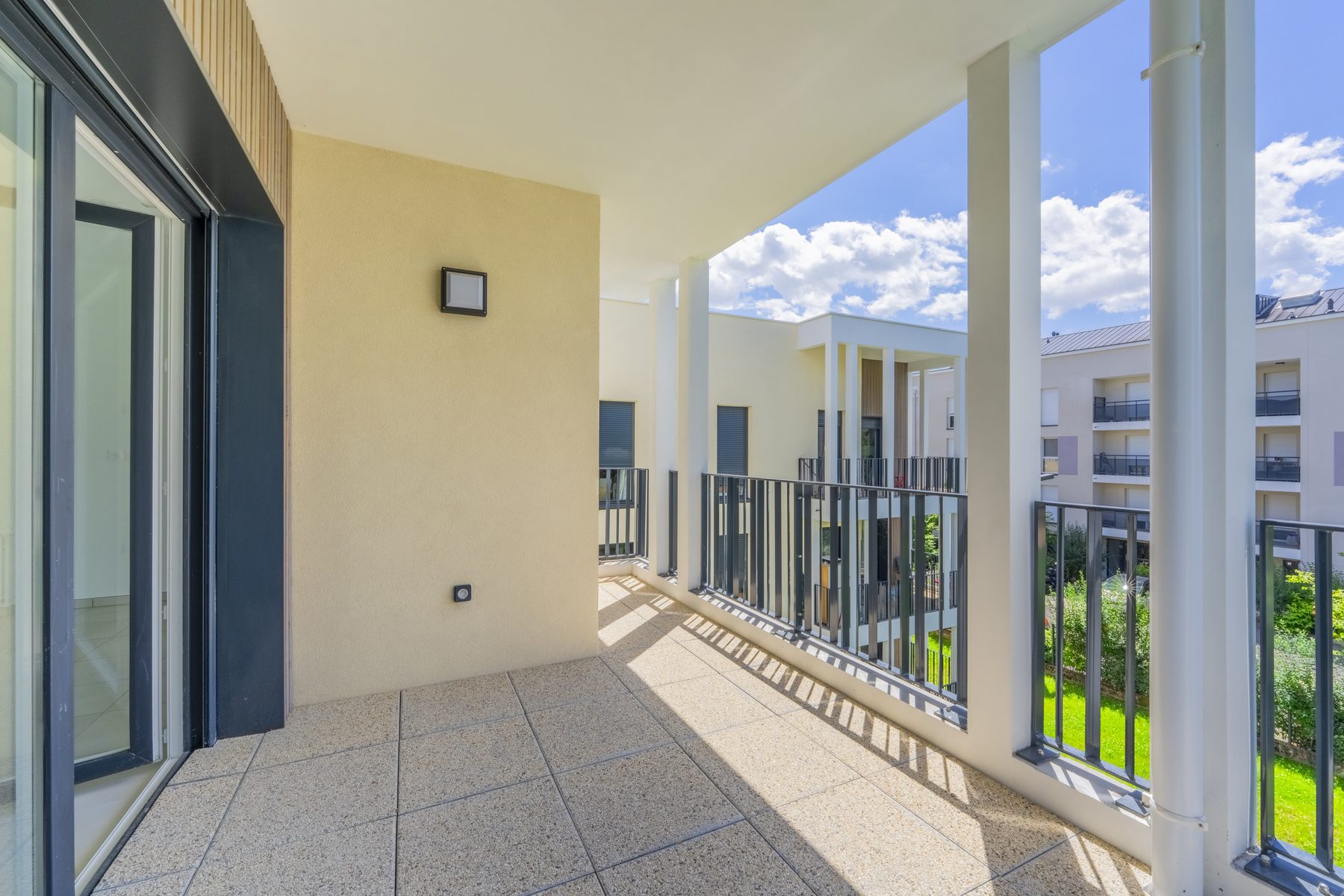 Loggia, vue sur les jardins — Diagonale — Francheville, T3, Tom Devreeze, photographe immobilier Lyon