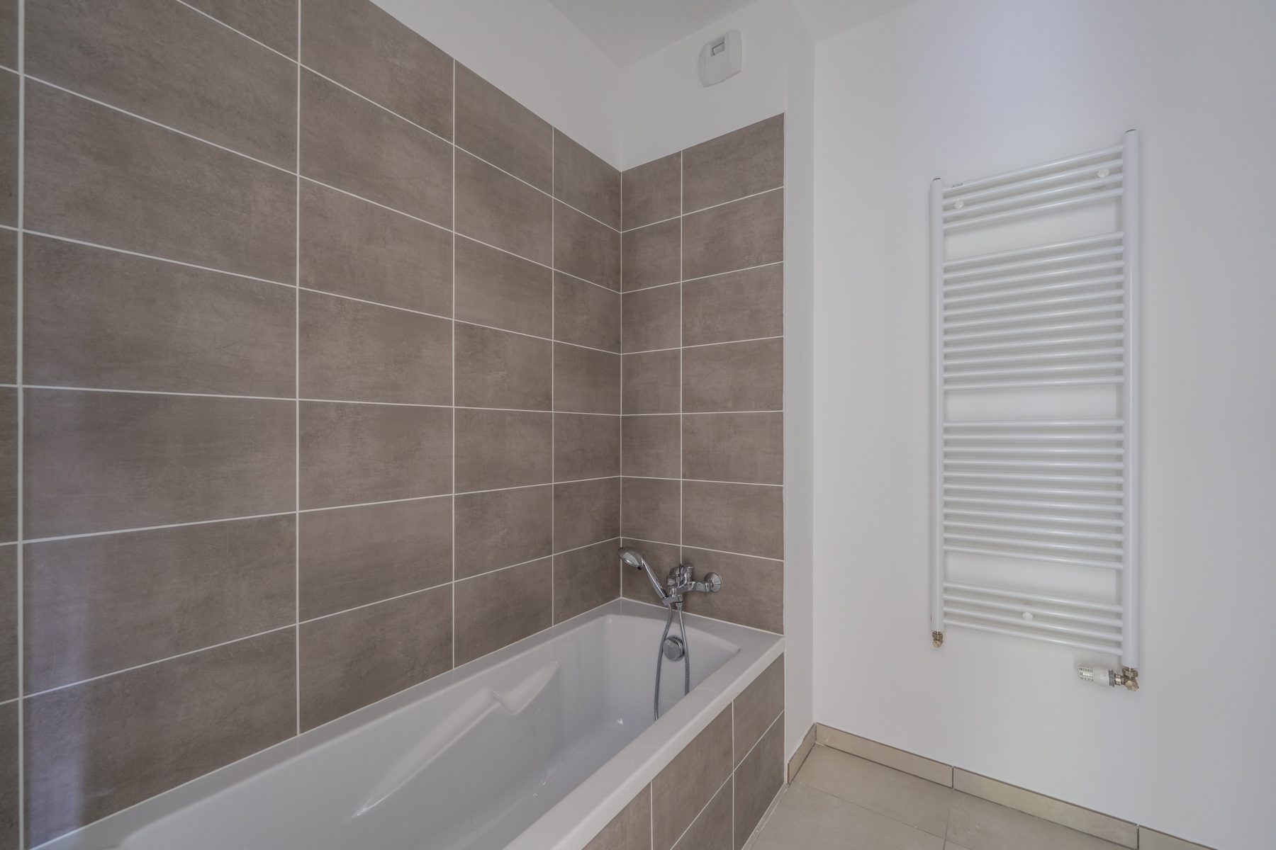 Salle de bain — Diagonale — Francheville, T3, Tom Devreeze, photographe immobilier Lyon
