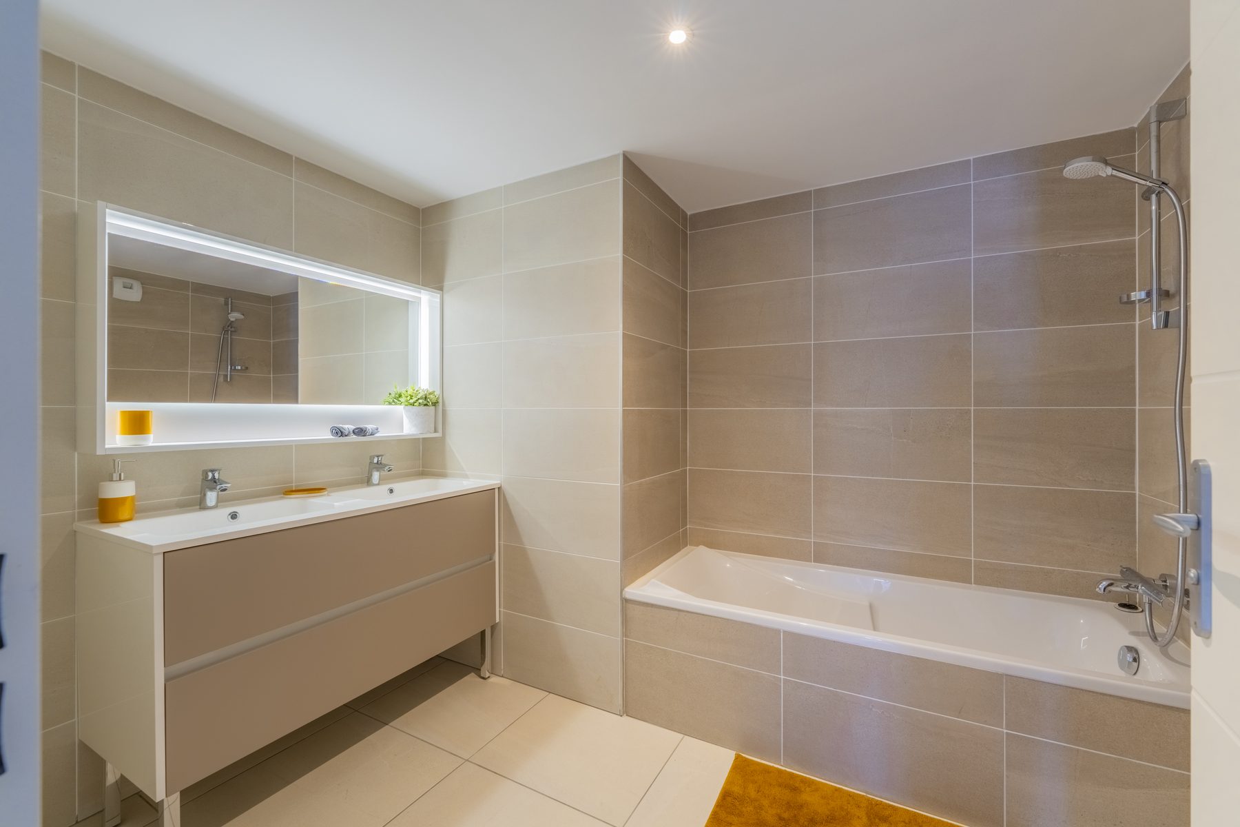 Salle de bain — Diagonale — Francheville, T5, Tom Devreeze, photographe immobilier Lyon
