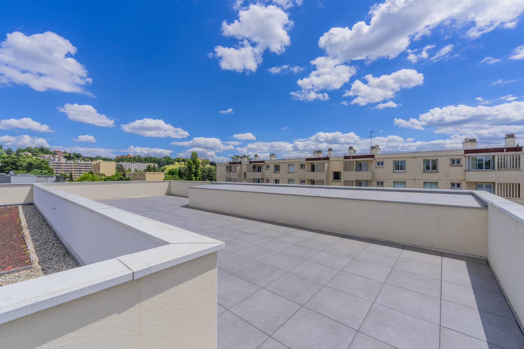 Toit-terrasse, vue dégagée — Diagonale — Francheville, T5, Tom Devreeze, photographe immobilier Lyon
