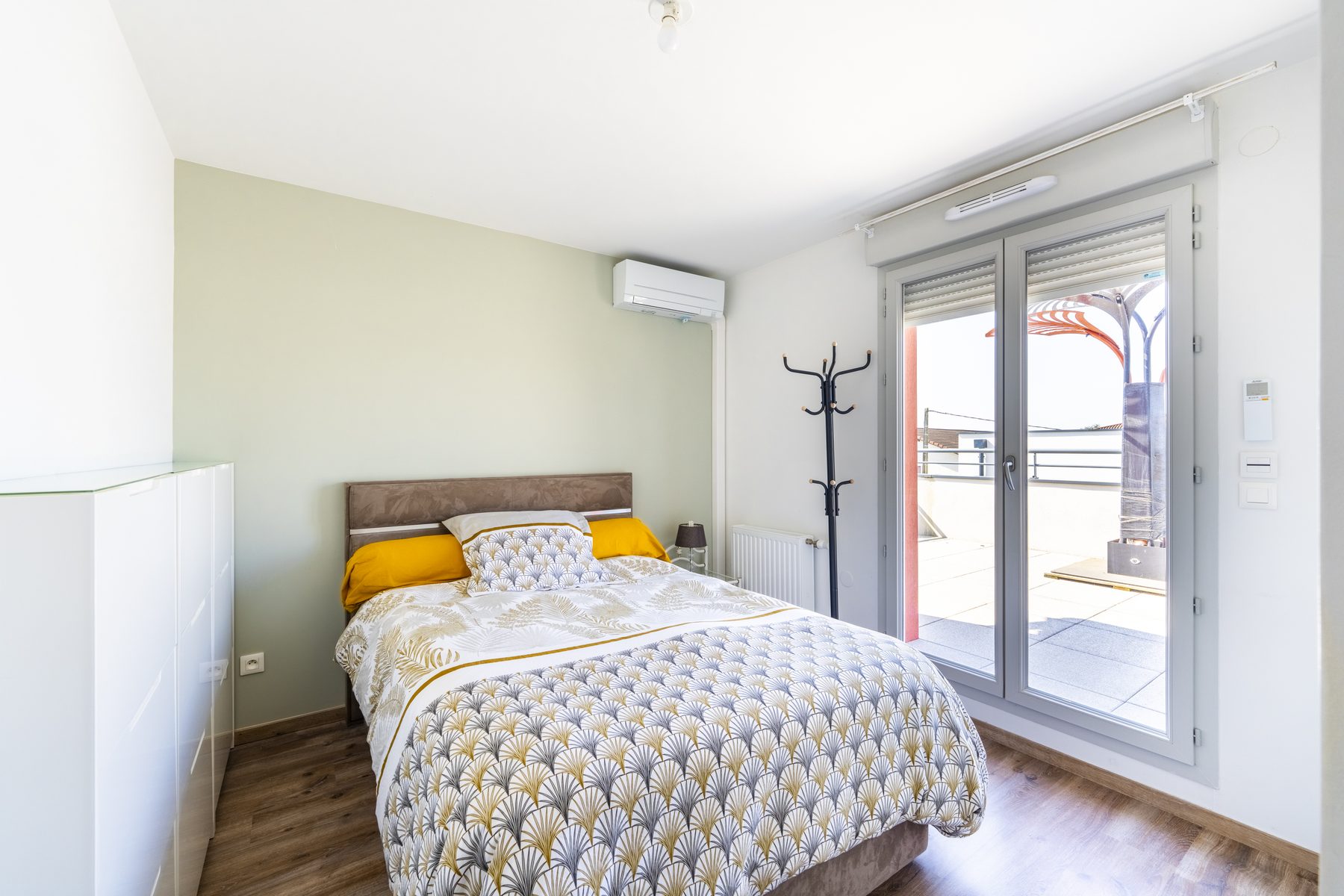 Chambre, accès terrasse — Loyettes, Tom Devreeze, photographe immobilier Lyon