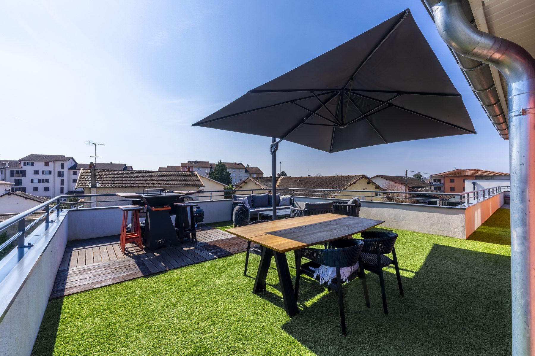 Terrasse, coin repas — Loyettes, Tom Devreeze, photographe immobilier Lyon