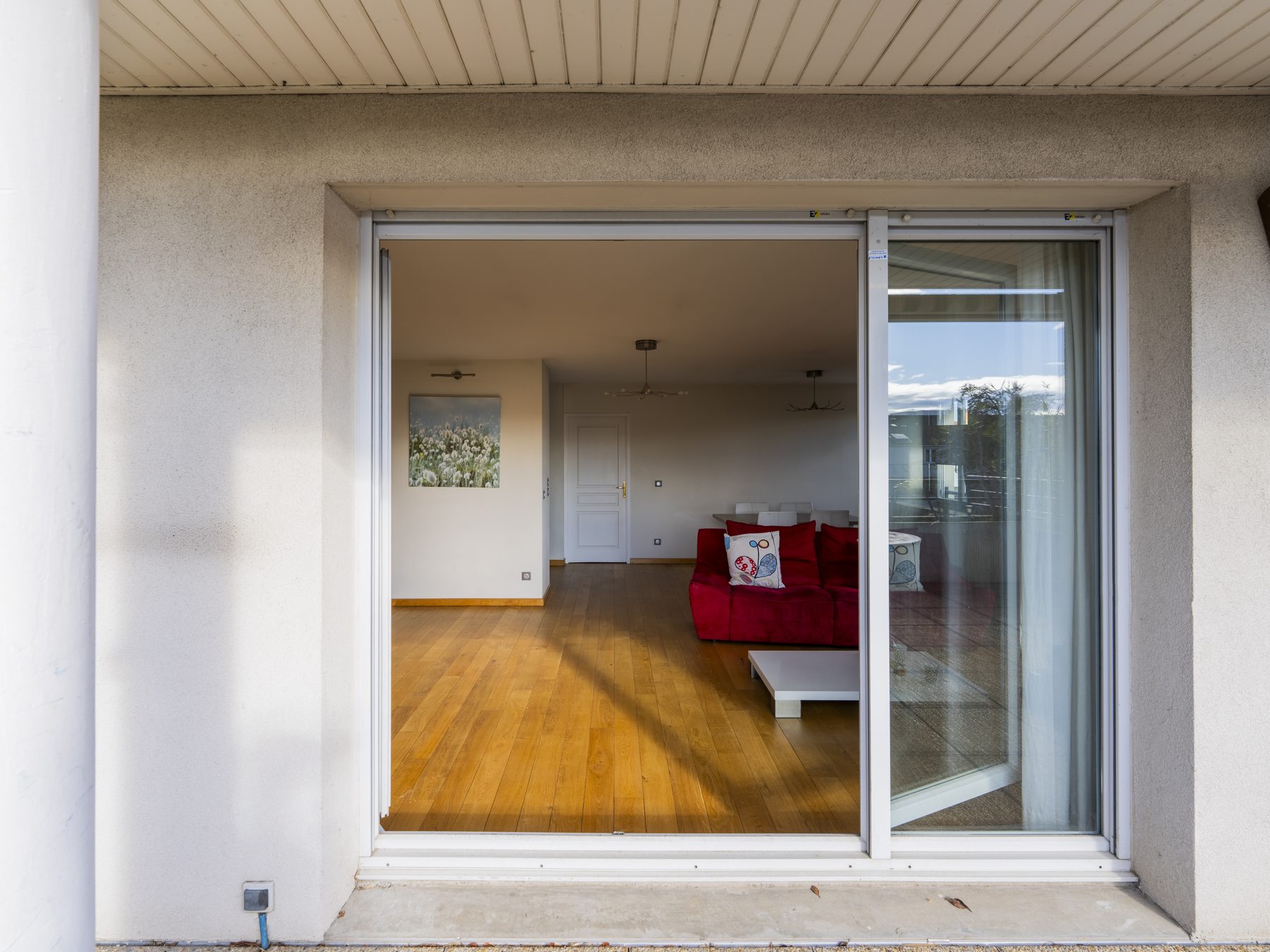 Baie vitrée sur la terrasse — Montagny, Tom Devreeze, photographe immobilier Lyon