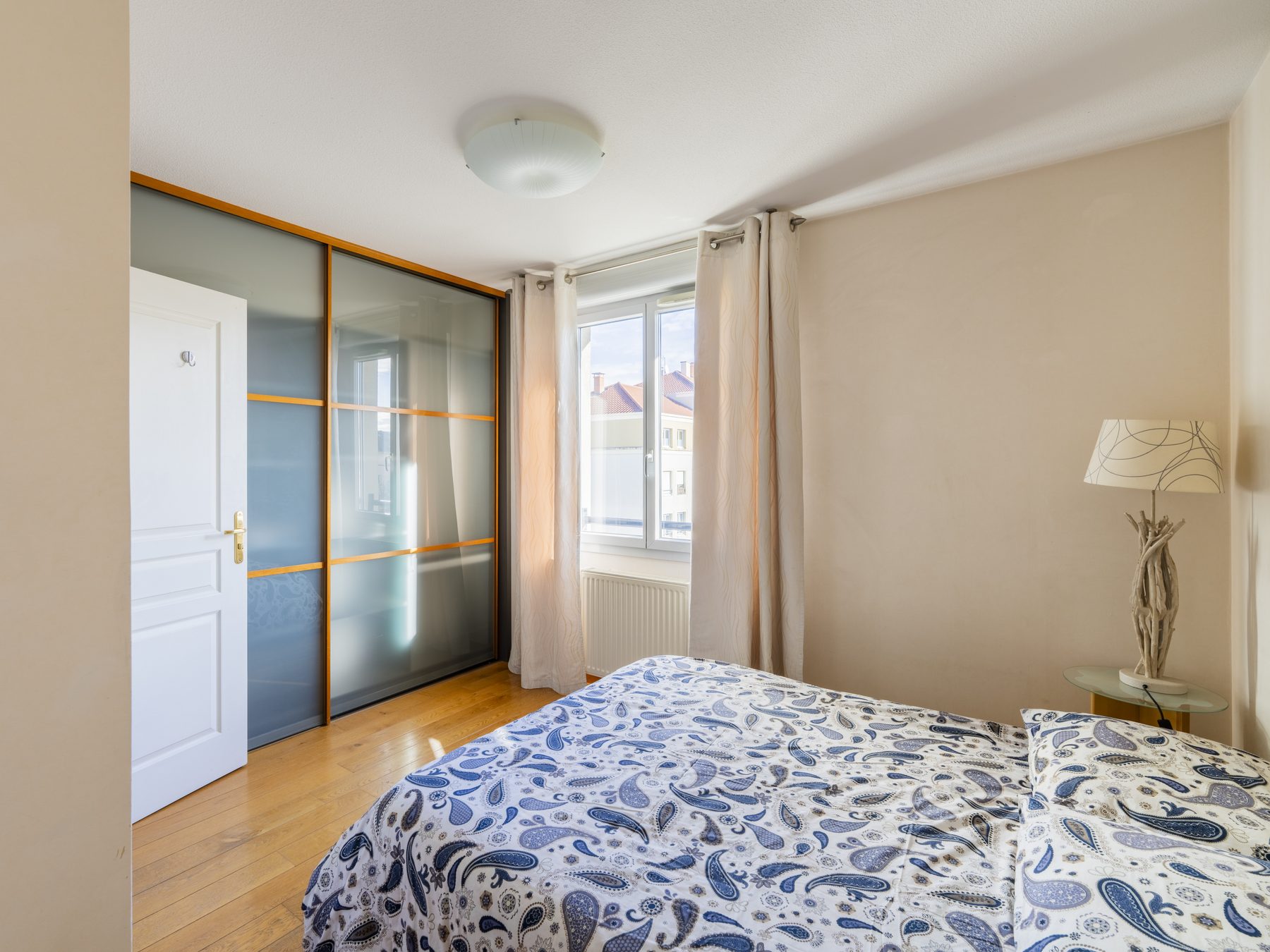 Chambre, placards — Montagny, Tom Devreeze, photographe immobilier Lyon
