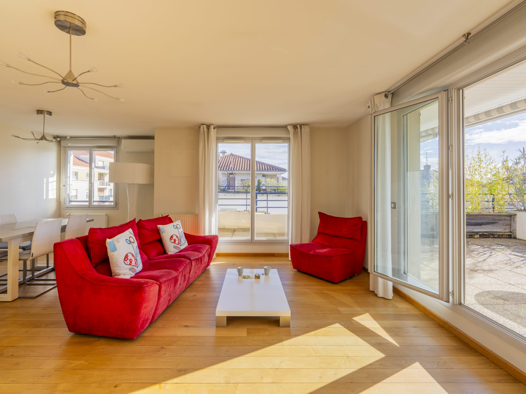 Séjour, accès terrasse — Montagny, Tom Devreeze, photographe immobilier Lyon